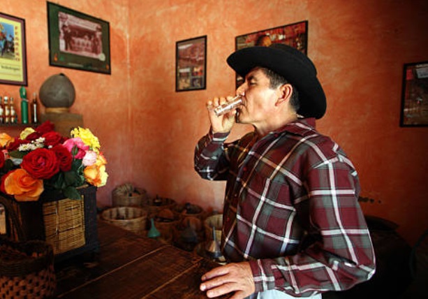 Foto: Un vecino de Oaxaca toma un trago de mezcal en Ocotlán 23 de enero de 2019 (Getty Images)