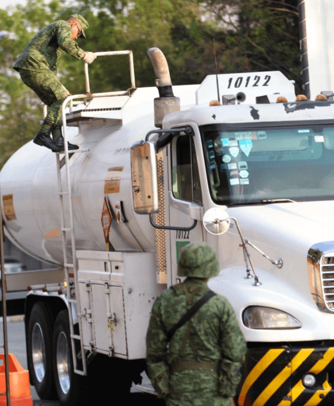 Miembros del Ejército resguardan instalaciones de distribución de combustible. (EFE)