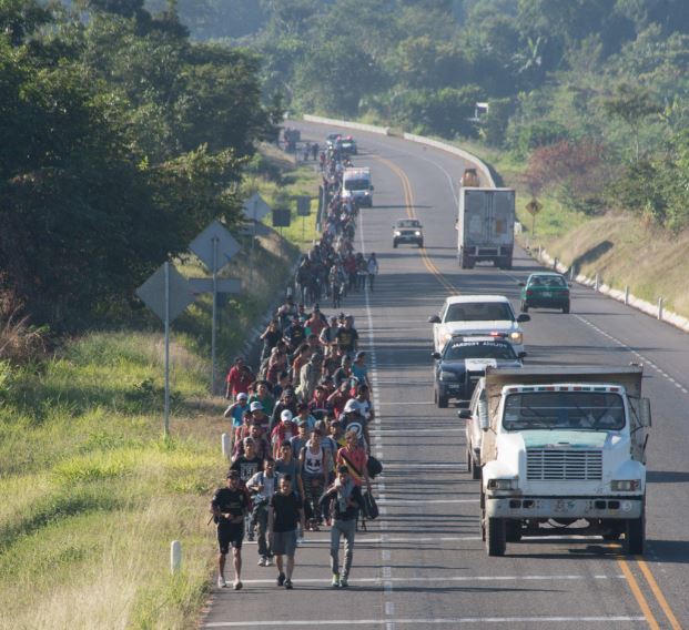 Migrantes rezagados en Chiapas avanzan a municipio de Oaxaca