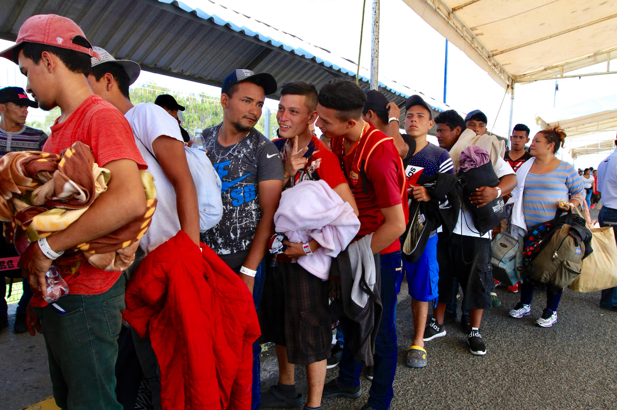 Migrantes salen de Chiapas, se dirigen a Oaxaca