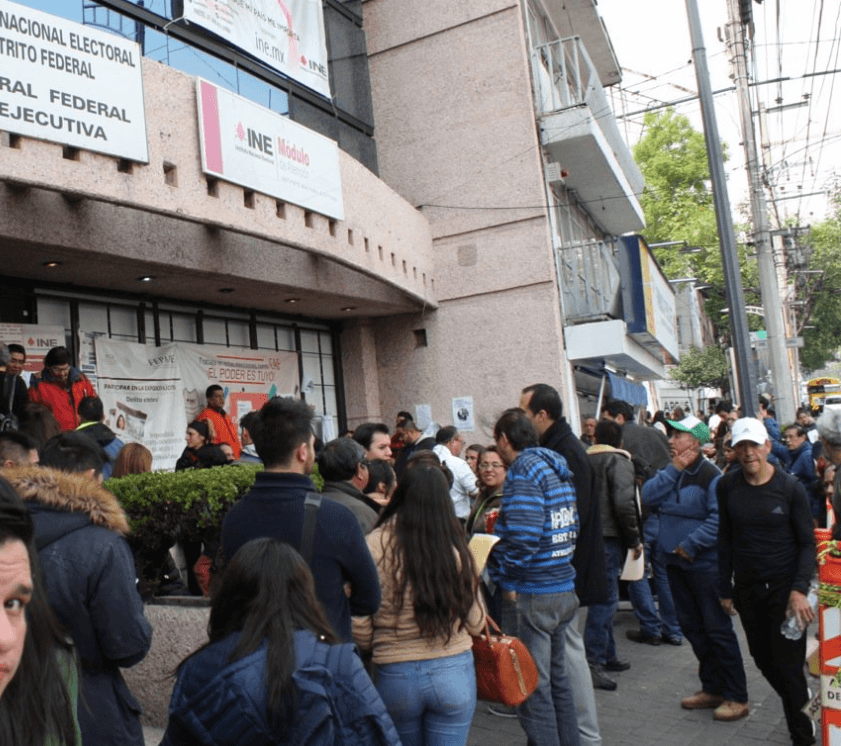 Ciudadanos actualizan credencial para votar con fecha 2018