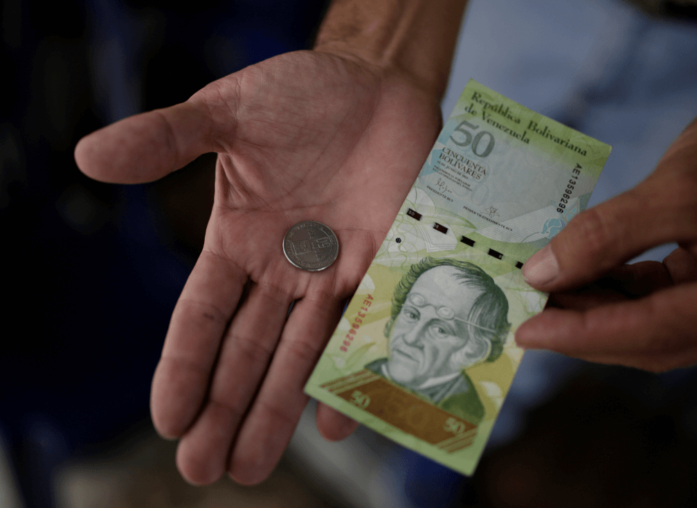 Venezuela devalúa su moneda casi un 35%