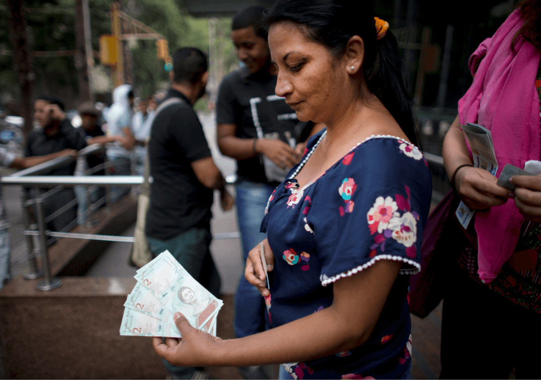 Foto: Mujer muestra billetes venezolanos, 21 agosto 2018, Caracas Venezuela 