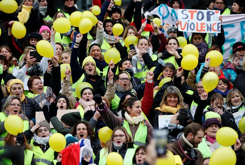 Mujeres 'chalecos amarillos' intentan reivindicar protestas