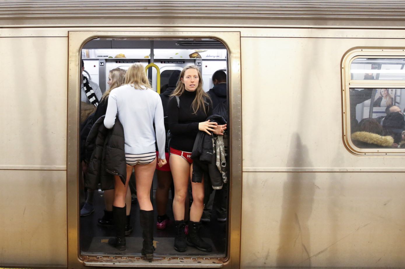 Mujeres participan en el evento anual 'No Pants Subway Ride' en Manhattan, Nueva York (Reuters)