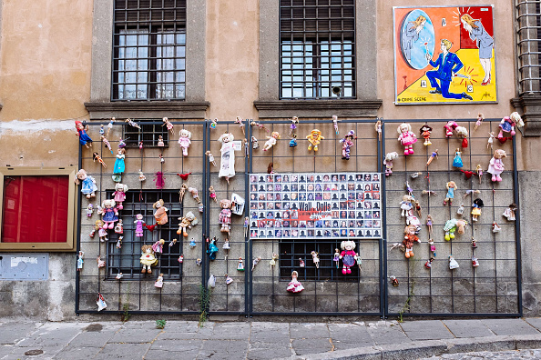 Foto: Muro de muñecas en honor víctimas de femicidios en Italia, 23 enero 2019