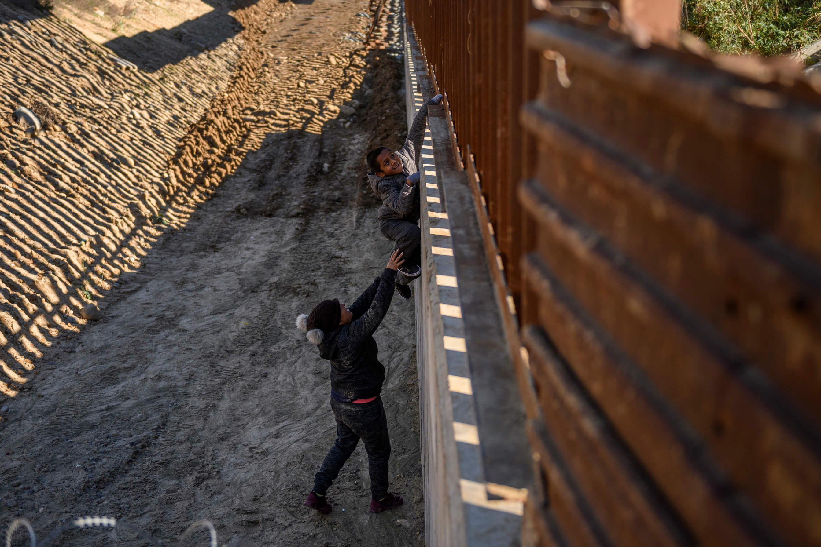 Trump considera redirigir recursos de estados devastados para construir muro: NYT