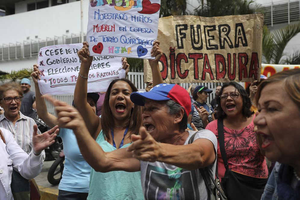 Opositores protestan para exigir el 'cese de la usurpación' de Maduro