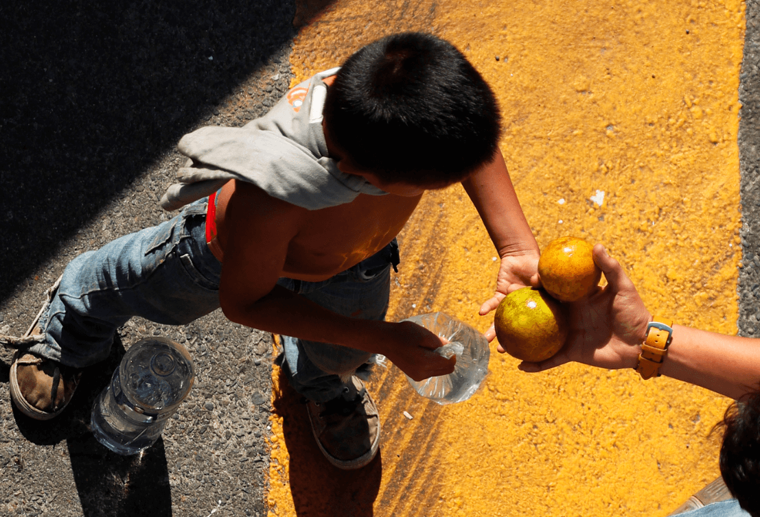 Foto: Niño migrante recibe fruta y agua en Chiapas, 18 enero 2019, Chiapas, Méxcio