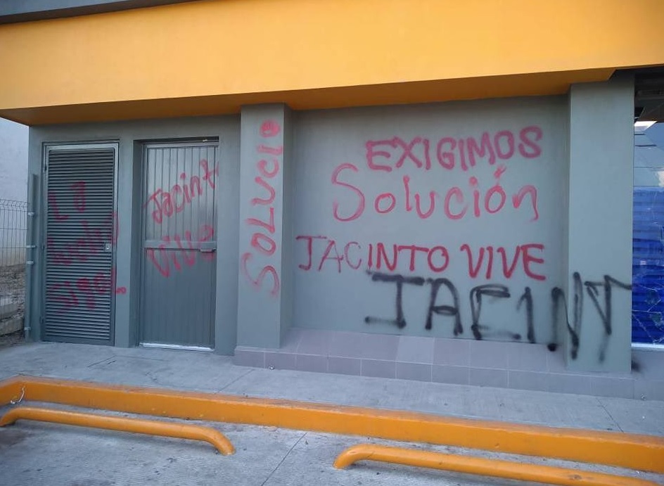 Normalistas vandalizan oficinas de gobierno en Tuxtla Gutiérrez, Chiapas