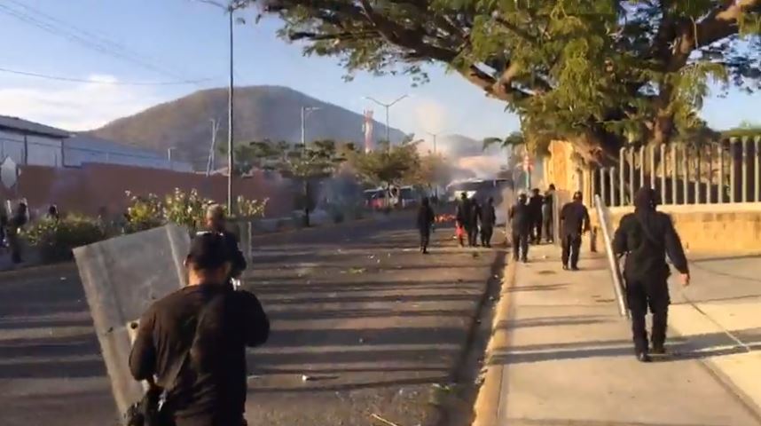 Nuevo enfrentamiento entre normalistas y granaderos en Chiapas