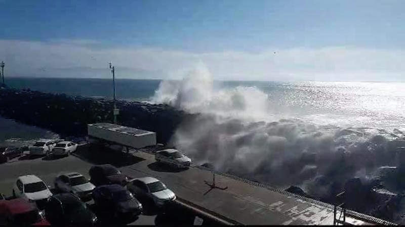 Video: Fuertes olas sorprenden a ciudadanos en Ensenada
