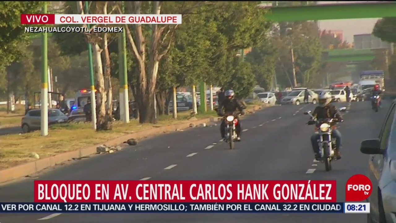 Padres de familia bloquean Av. Carlos Hank González
