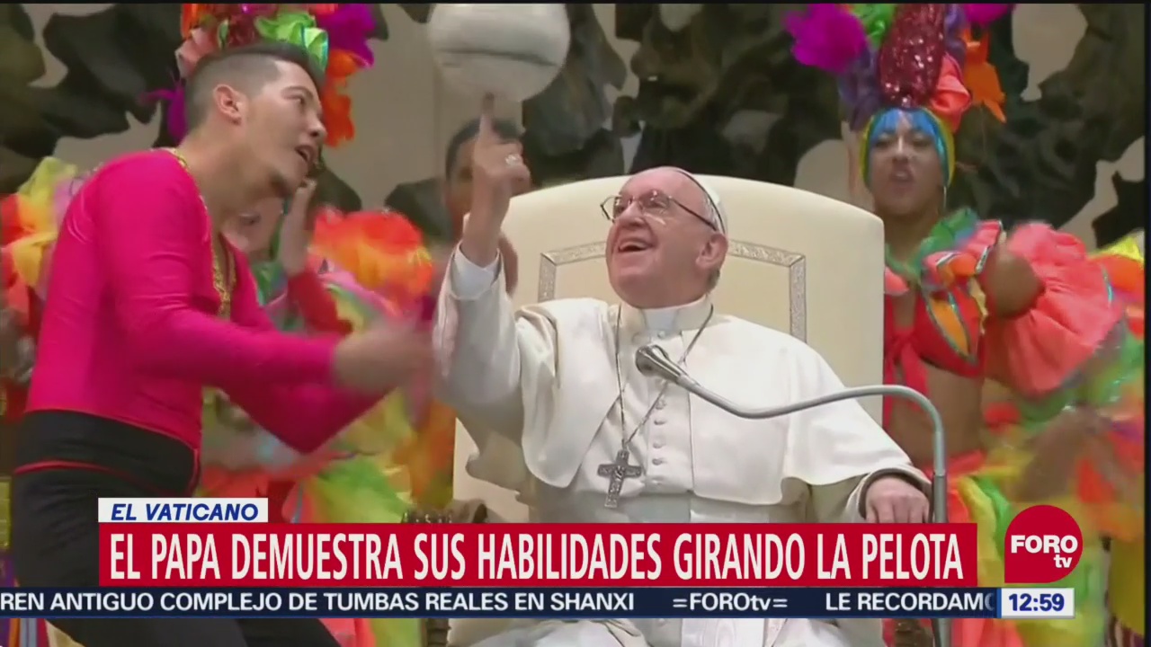 Papa Francisco demuestra habilidad al girar una pelota