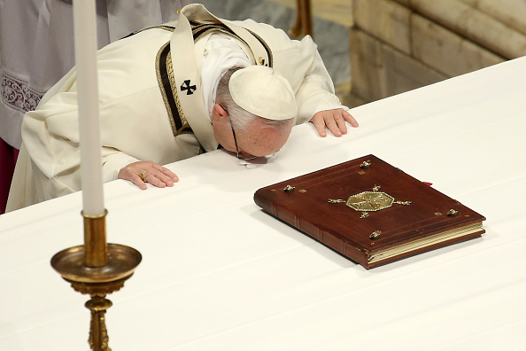 Papa pide imitar la generosidad y humildad de Reyes Magos