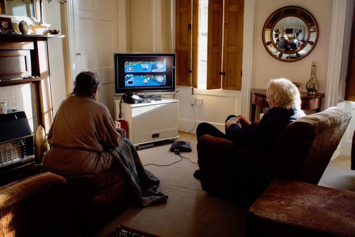 Pareja de abuelitos lleva 18 años jugando el mismo videojuego diariamente