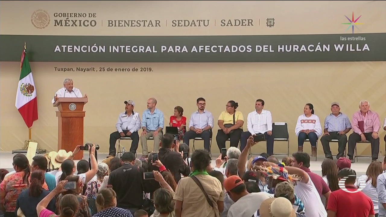 25/enero/2019, Pasajeros de vuelo hacen fila para tomarse foto con el presidente López Obrador