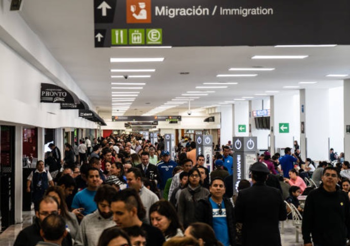 Foto: Personas caminan en los pasillos del Aeropuerto Internacional de la Ciudad de México, 15 de julio de 2018 (Archivo/Getty Images)