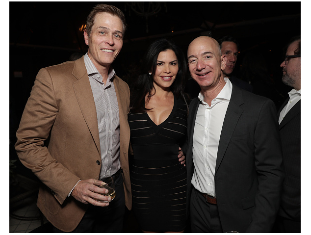 Patrick Whitesell, Lauren Sánchez y Jeff Bezos. (Getty Images, archivo)