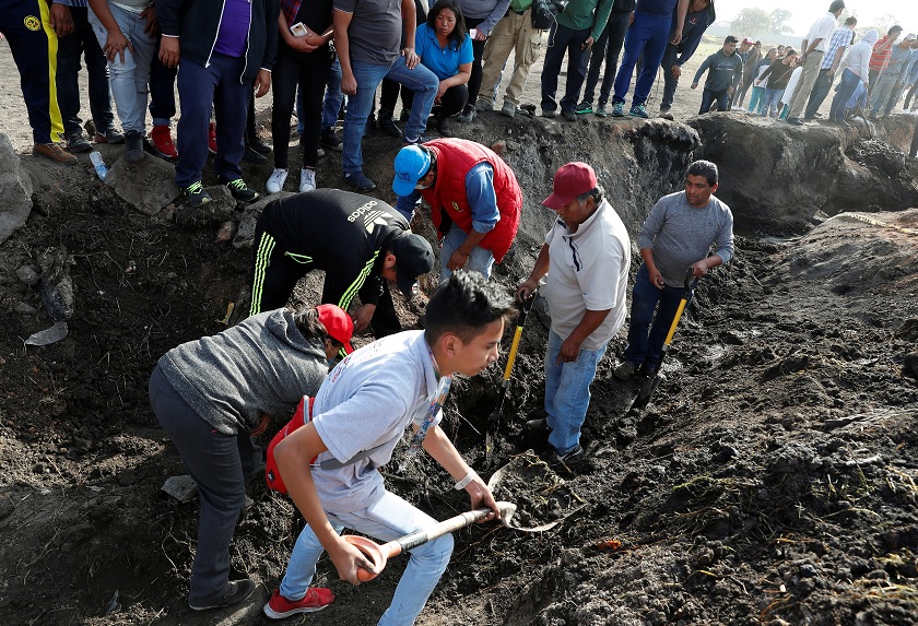 Familiares de desaparecidos acceden a zona de explosión en Tlahuelilpan, Hidalgo