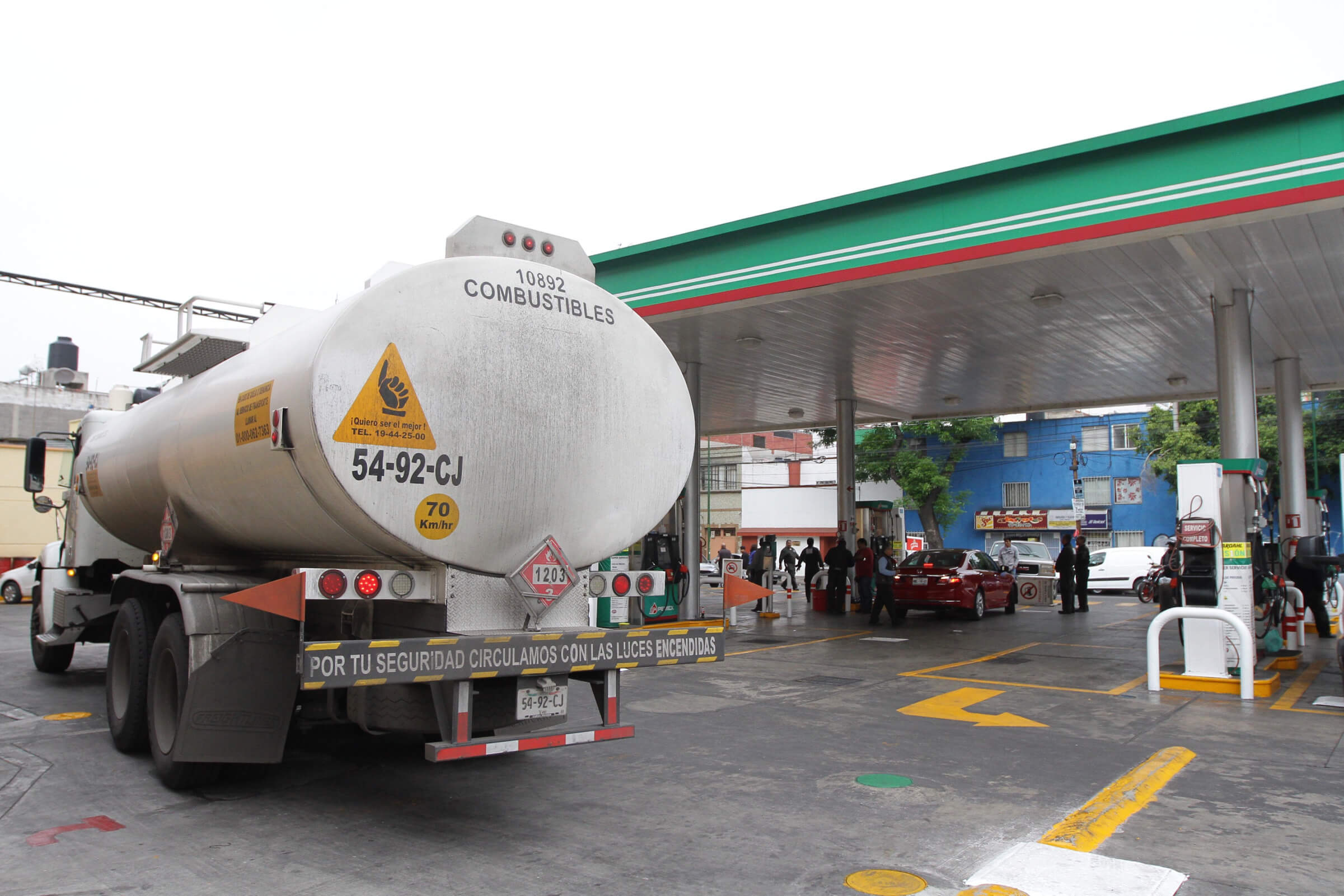 Por tierra y aire buscan pipa de gasolina robada en Jalisco