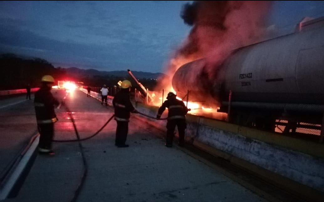 Pipa de combustible se incendia en la Autopista del Sol