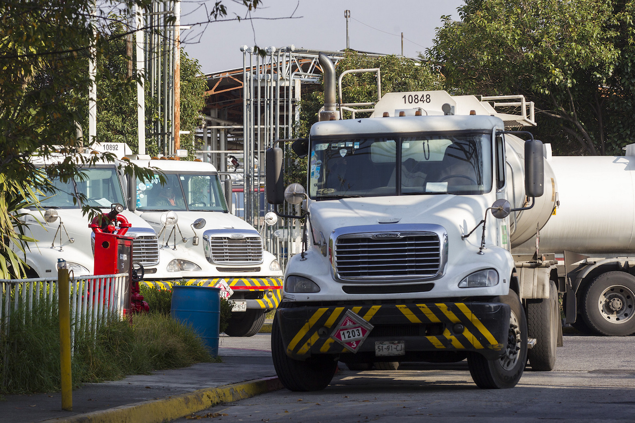 Alentados por sueldo de 29 mil mensuales, choferes hacen filas para conducir pipas de Pemex