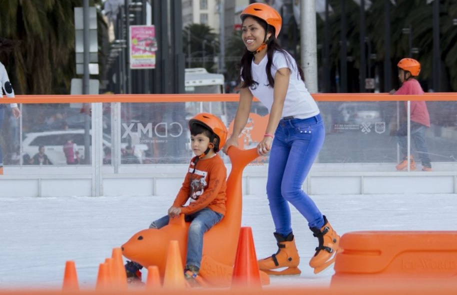 1 de enero, familiar: Capitalinos disfrutan pista de hielo del Monumento a la Revolución