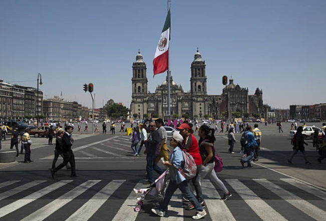Foto: Un grupo de personas camina en el Zócalo capitalino, 23 de enero 2019 (Getty Images)