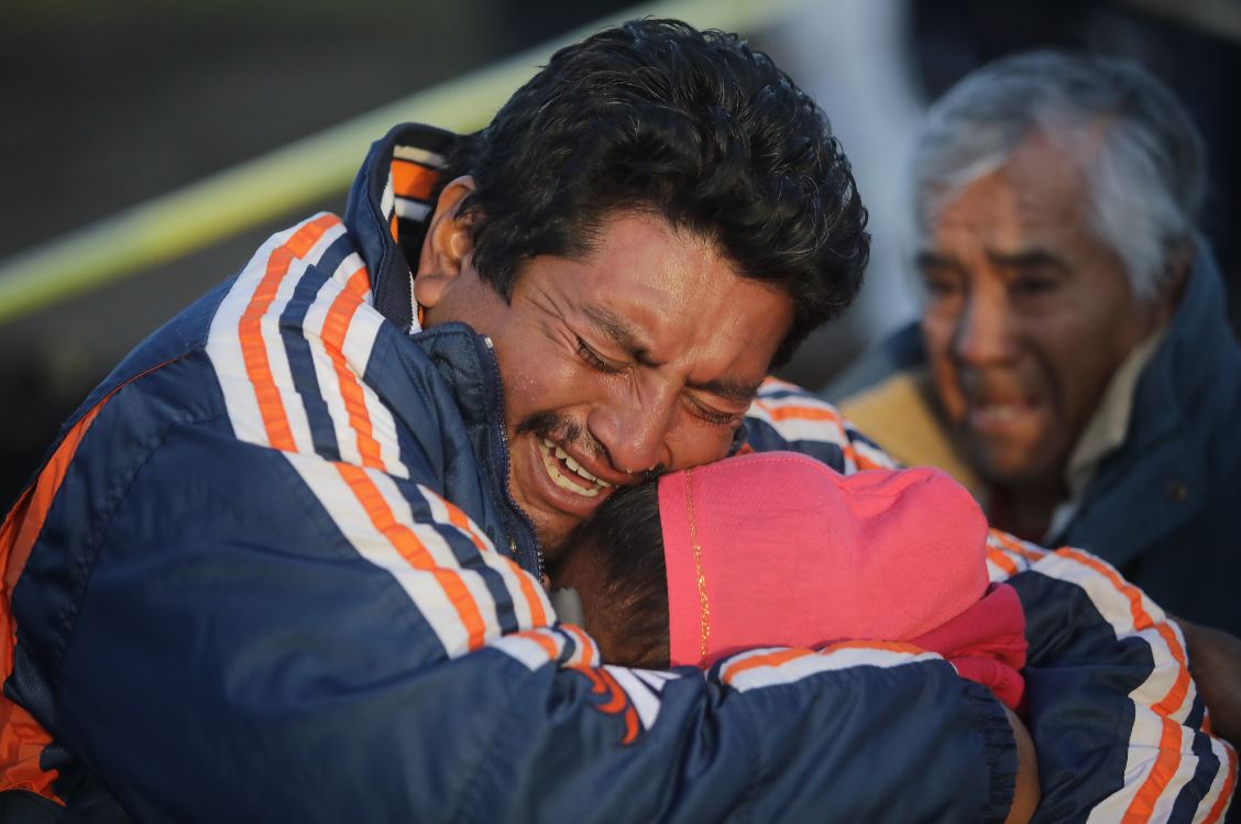 Pobladores buscan a sus familiares tras explosión en Tlahuelilpan, Hidalgo