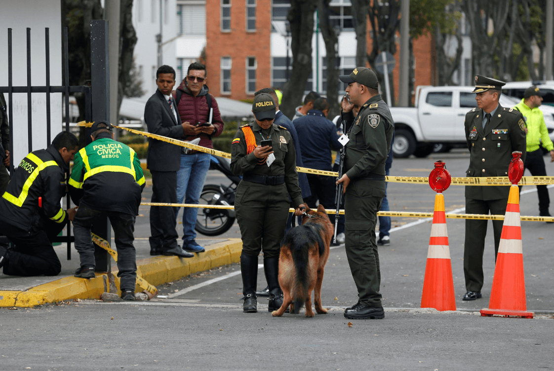 Policías colombianos en la escena del atentado. (Reuters) 