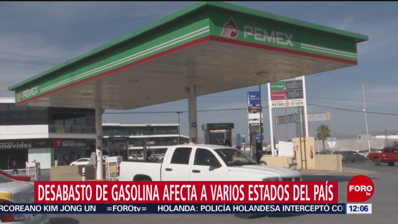 Policías ordenan tránsito en Calzada de Tlalpan por fila en gasolinera