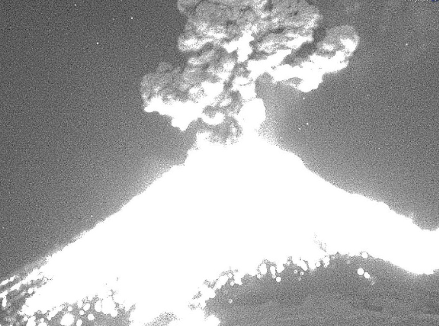 Volcán Popocatépetl registra fuerte explosión con fragmentos incandescentes