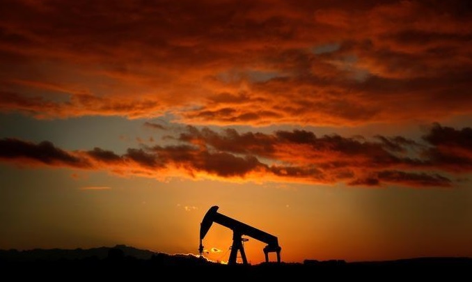 Petróleo sube porque inversionistas se aferran a recortes de la OPEP
