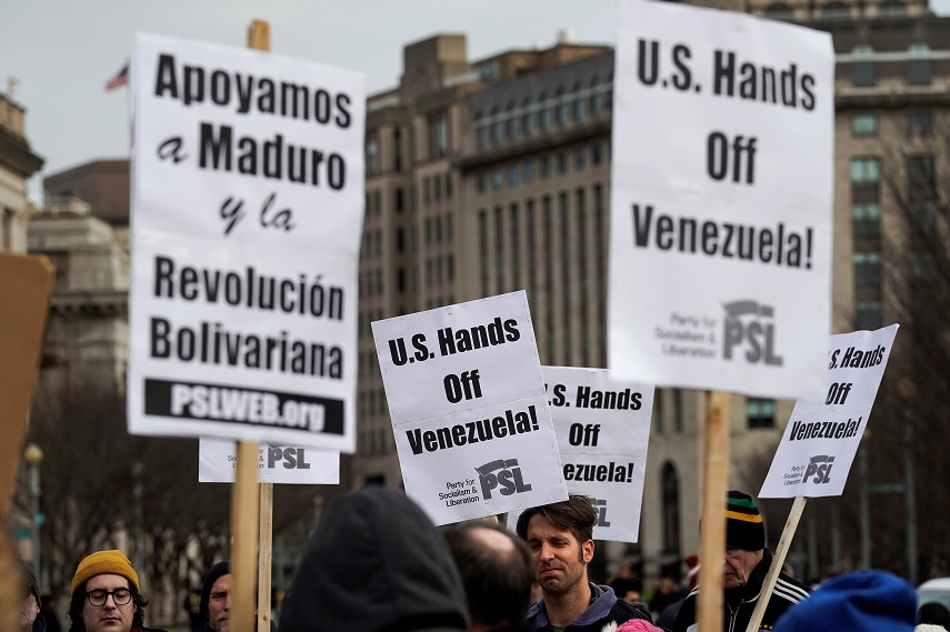 Venezuela anuncia que EEUU retira personal de su embajada