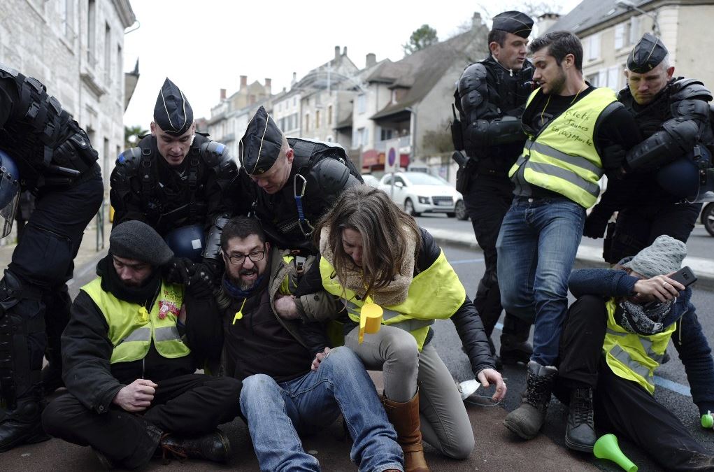 Estallan enfrentamientos en nueva protesta de ‘chalecos amarillos’ en Francia