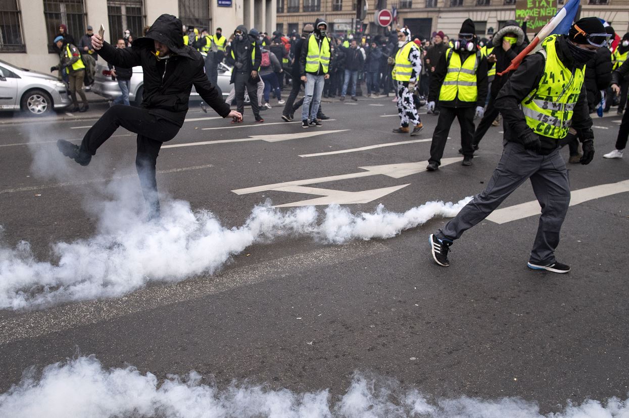 Miles de 'chalecos amarillos' protestan en París; hay enfrentamientos