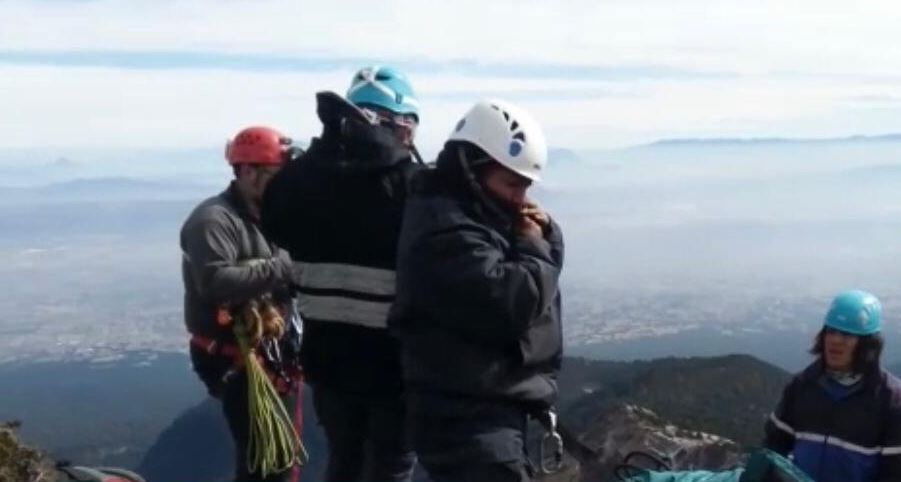 Siguen labores de rescate para sacar cuerpo de la montaña Malintzi