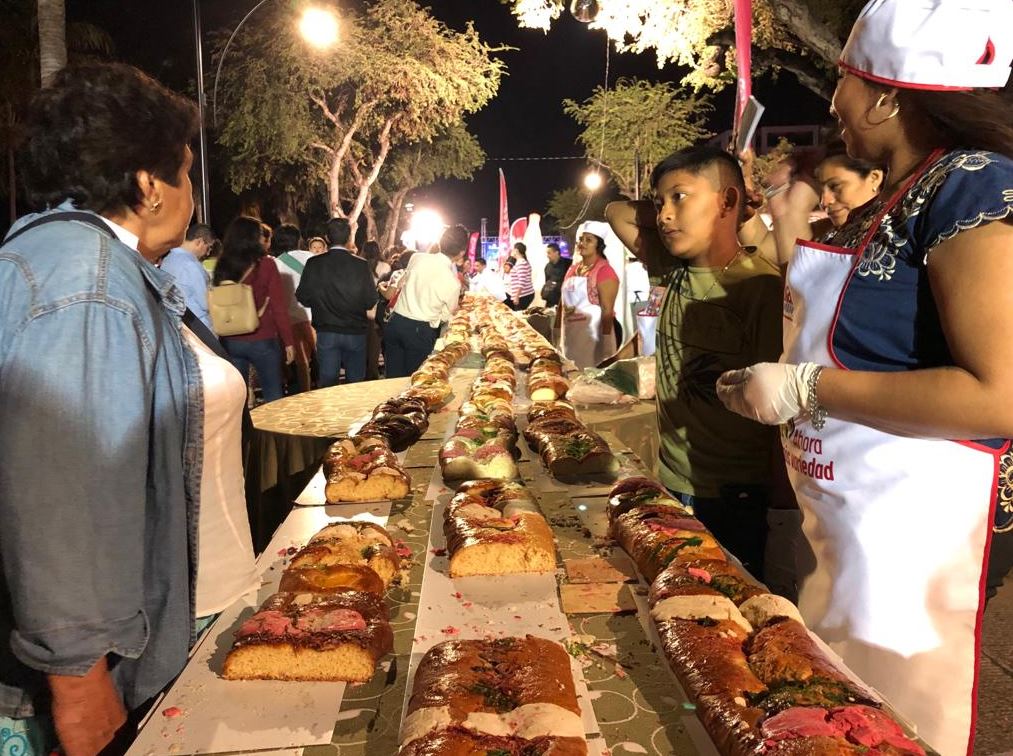 Elaboran rosca de Reyes gigante en Mérida, Yucatán