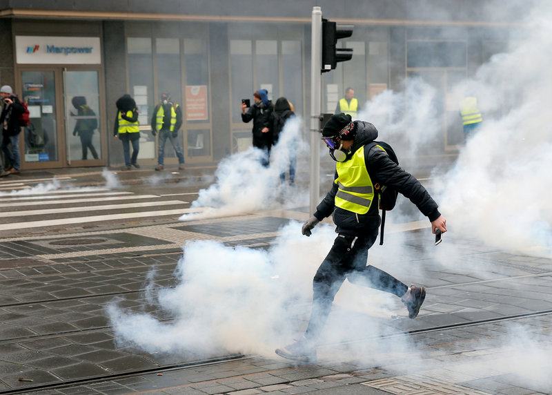 Periodistas franceses denuncian ataques de chalecos amarillos durante protestas