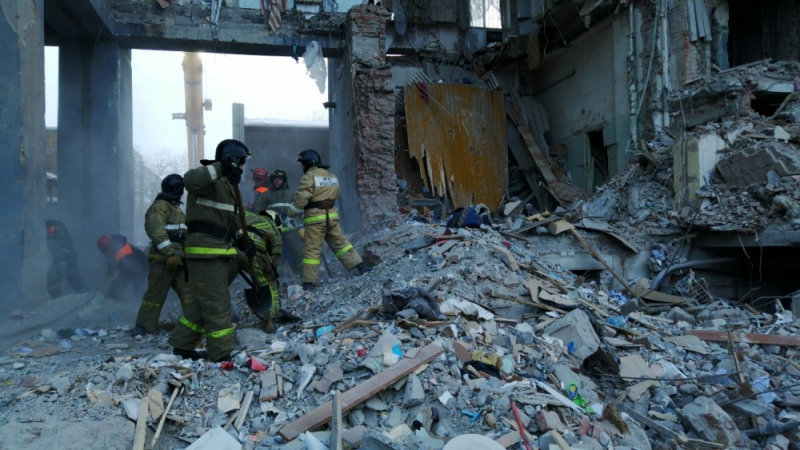 Suman 38 muertos por derrumbe de edificio en Rusia