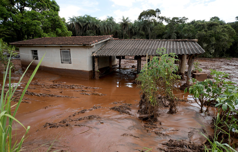 Desalojan a pobladores ante riesgo de rotura de otro dique en Brasil