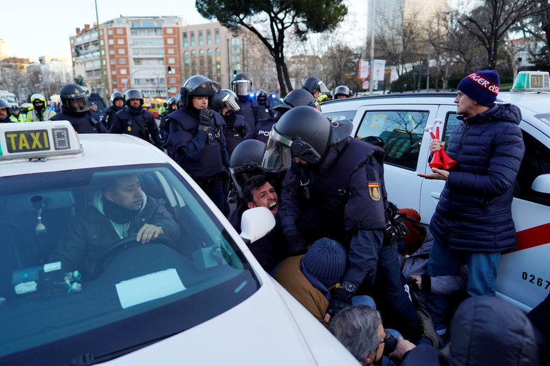policia desaloja taxistas de madrid de castellana