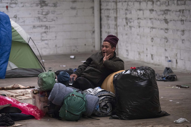 Migrantes aún no desalojan bodega en Tijuana