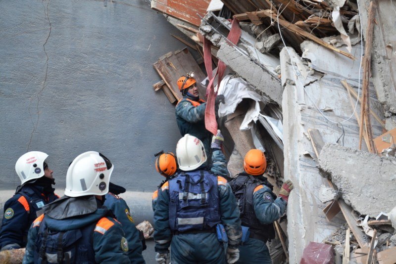 Sube a 21 cifra de muertos por derrumbe de edificio en Rusia
