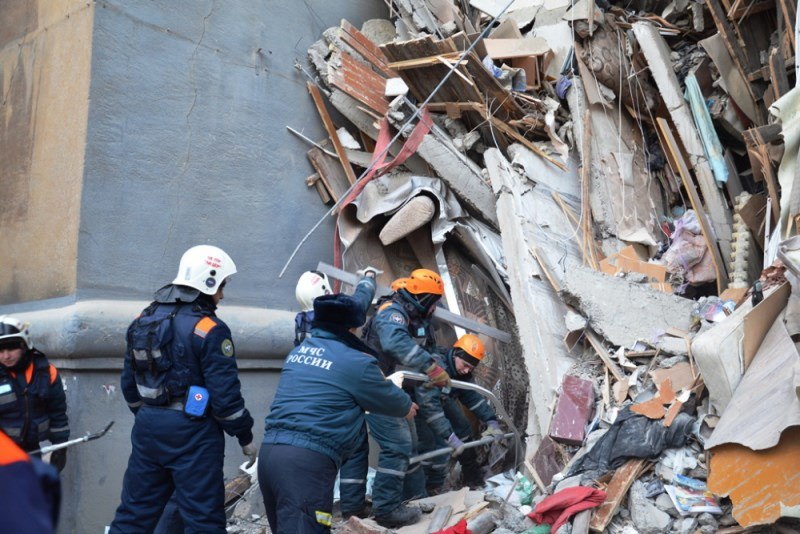 Sube a 21 cifra de muertos por derrumbe de edificio en Rusia