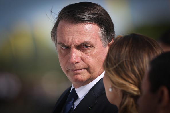 Brasil: Bolsonaro firma decreto para aumentar salario mínimo