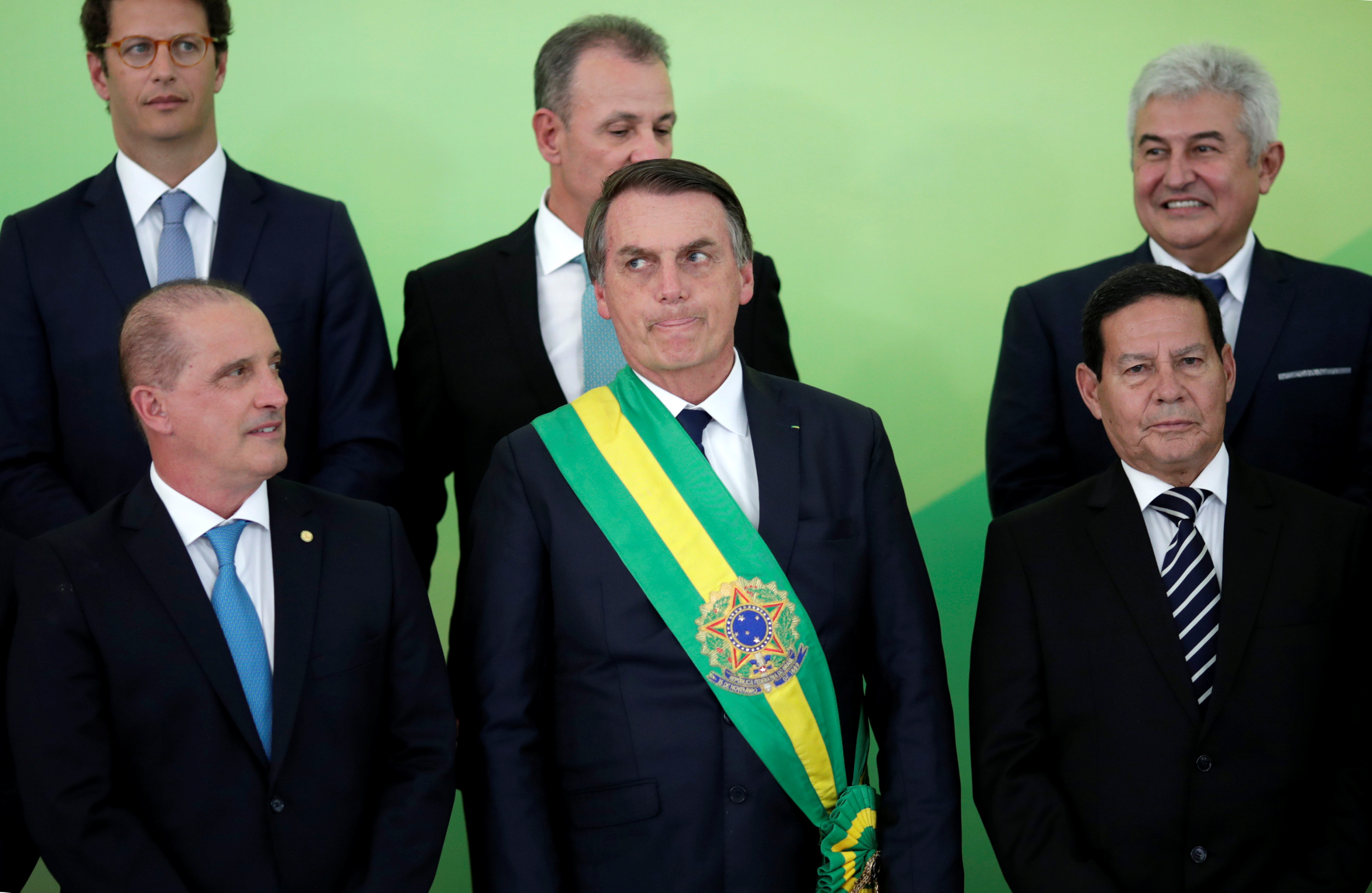 Bolsonaro firma decreto para aumentar salario mínimo en Brasil