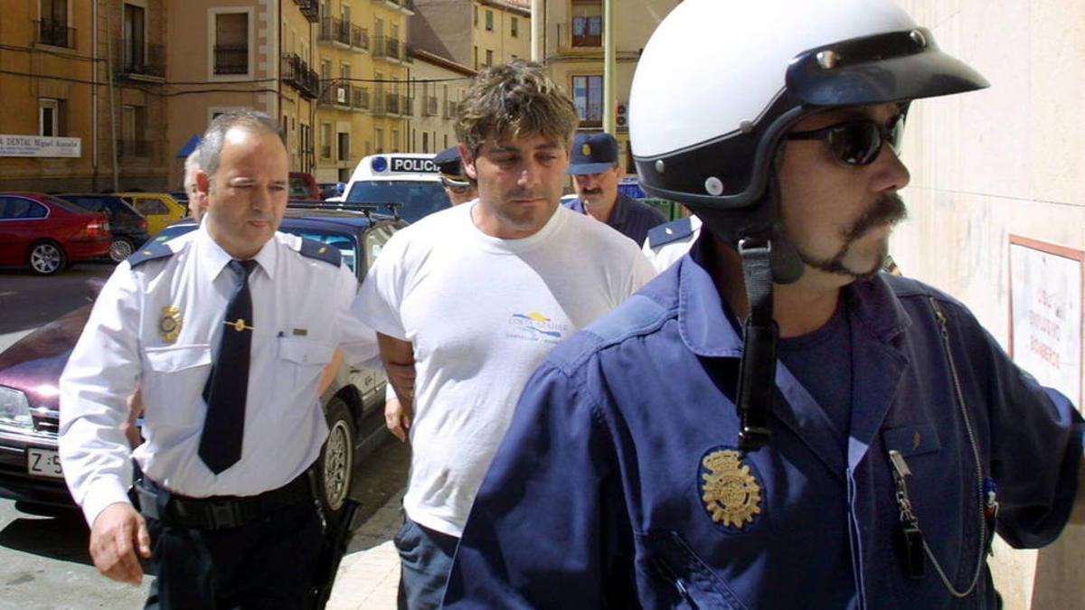 Salvador Calvo en 2003, custodiado por elementos de la Policía Nacional durante su traslado a un penal de alta seguridad en Zaragoza (ElPaís Archivo)