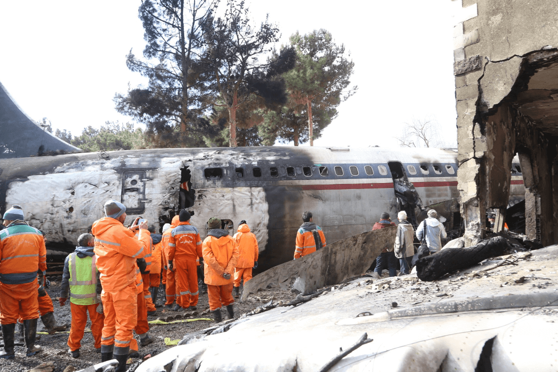 Mueren 15 personas al estrellarse un avión de carga en Irán